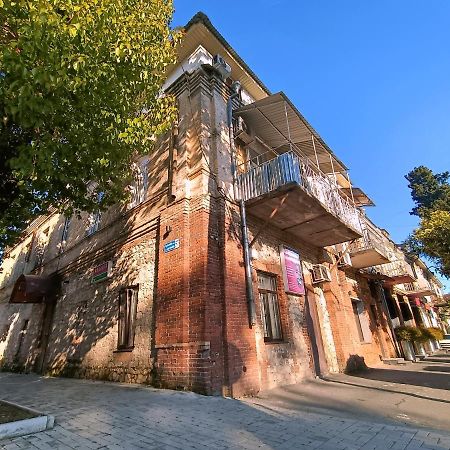 Мини-Отель В Центре Сухума - Аиааира Suchumi Exteriér fotografie
